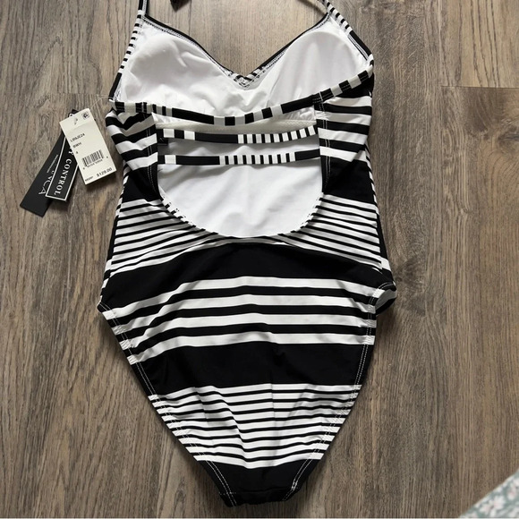 La Blanca Fine Lines Mitred Stripes One Piece Black & White size 4 - Picture 6 of 12